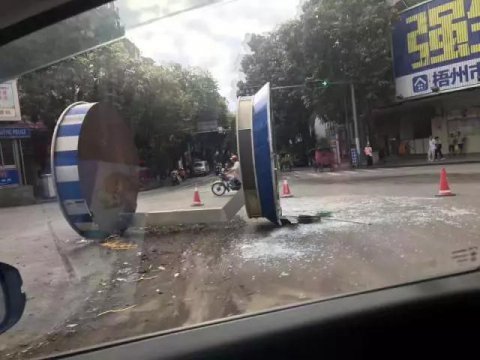 交通崗亭“橫躺”馬路上，究竟怎么回事？