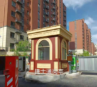 前方什么這么晃眼？哎呦，竟然是新型亮眼的保安亭